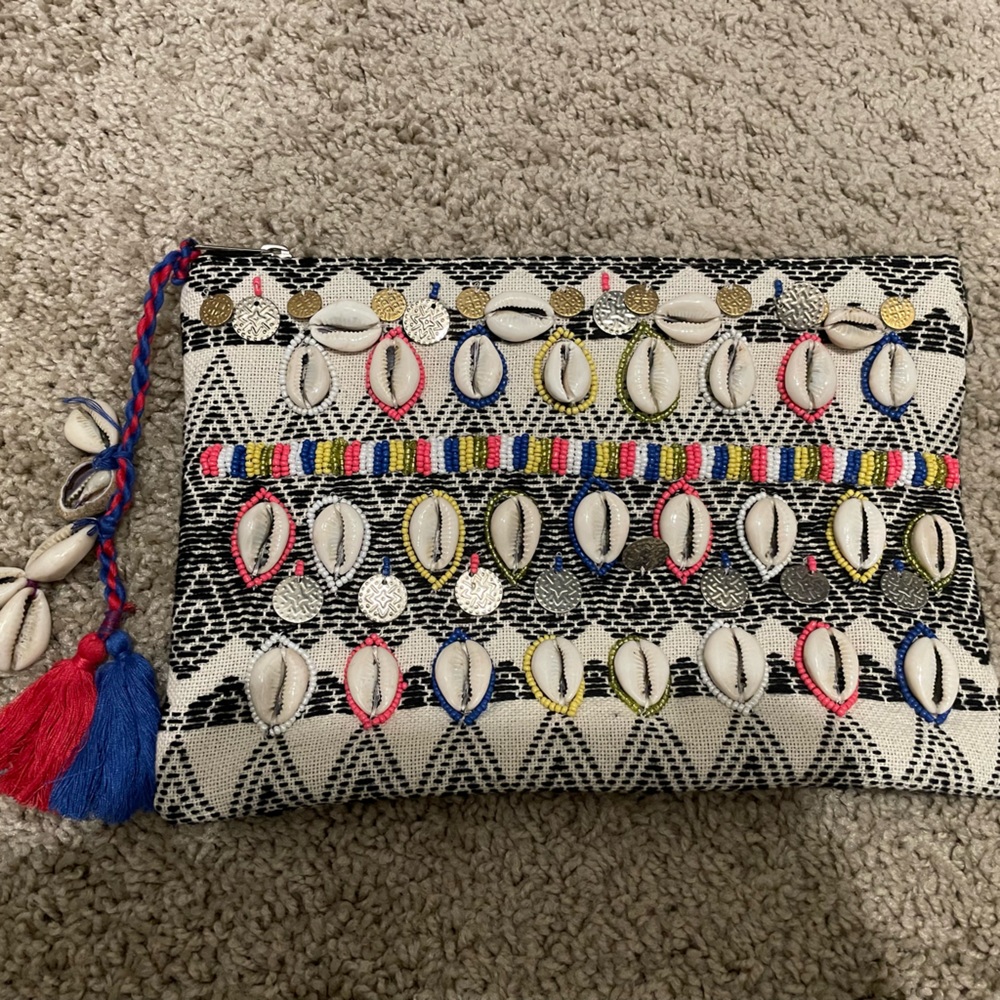 Express seashell clutch